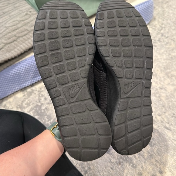 Nike Roche black on black sneakers. Size 7 - Picture 4 of 6